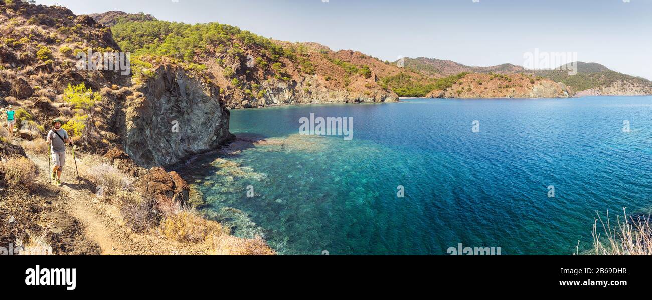 Wilde, unbewohnte Bucht inmitten der Wälder am Mittelmeer in der Türkei Stockfoto