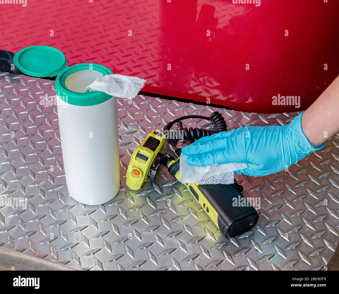 Feuerwehrgerätgeräte mit Desinfektionsmittel reinigen. Konzept für Gesundheit und Sicherheit des Ersthelfers, Coronavirus und Dekontamination Stockfoto