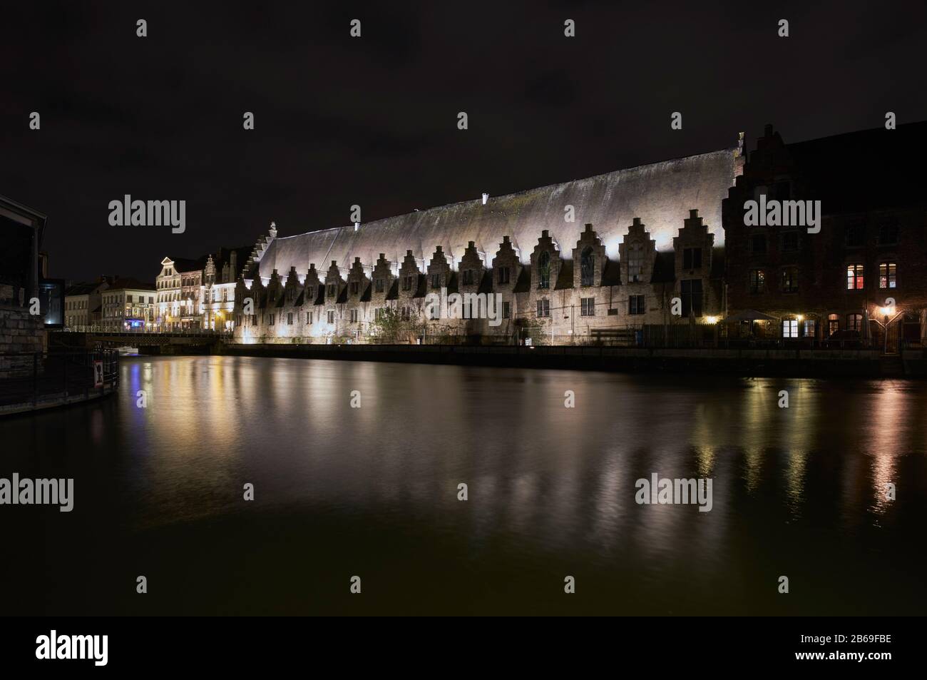 Groot Vleeshuis, (Metzgerhalle) Gent, Belgien. Mit Reflexionen in River Leie Stockfoto
