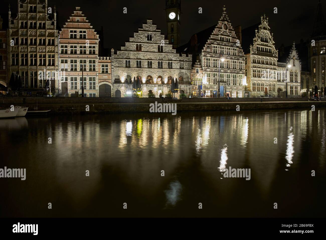 Graslei bei Nacht mit Reflexionen in River Leie Stockfoto