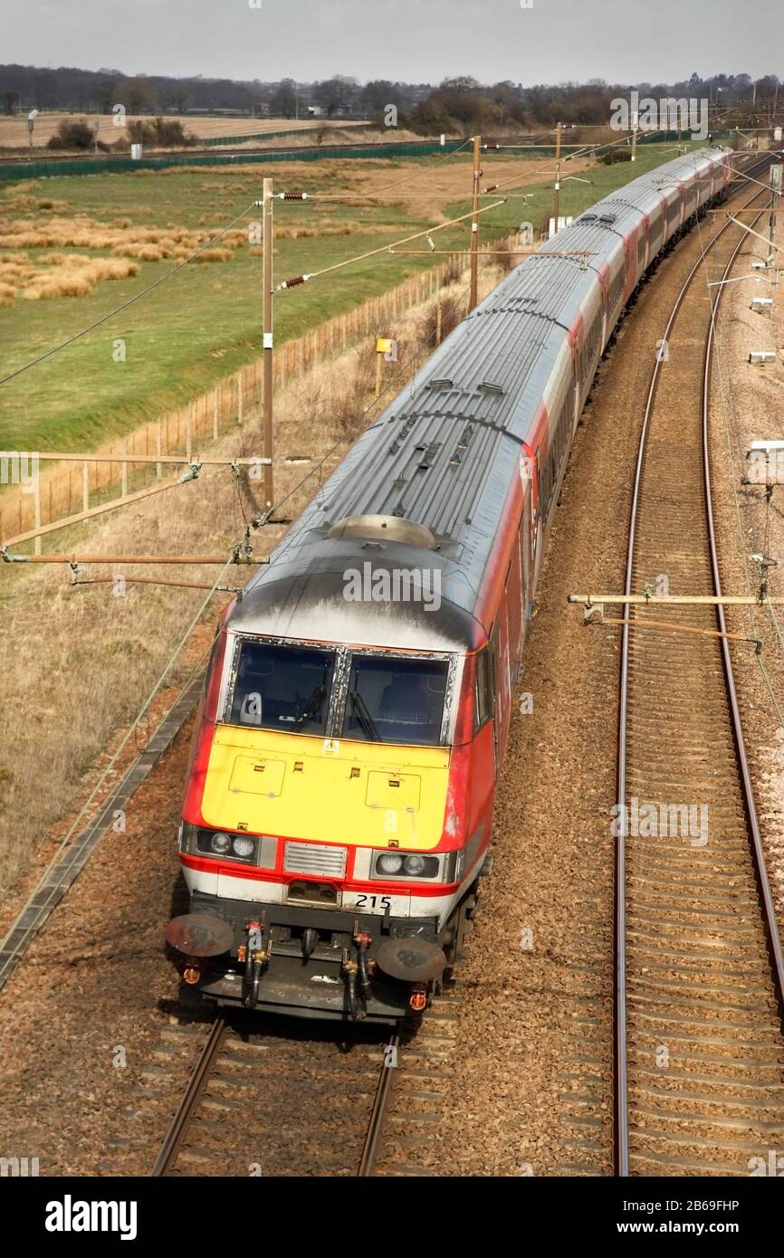 LNER-Zug in Richtung Norden, der kurz vor seiner Ankunft in York, Großbritannien, an der Kreuzung Colton vorbeiführt. Stockfoto