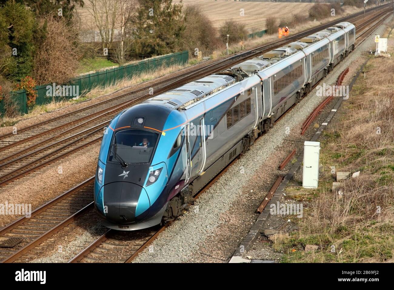Transpennin Express "Nova 1" (Klasse 802 Nr. 802205) Zweimodus-Zug, der die Colton-Kreuzung südlich von York, Großbritannien passiert. Stockfoto
