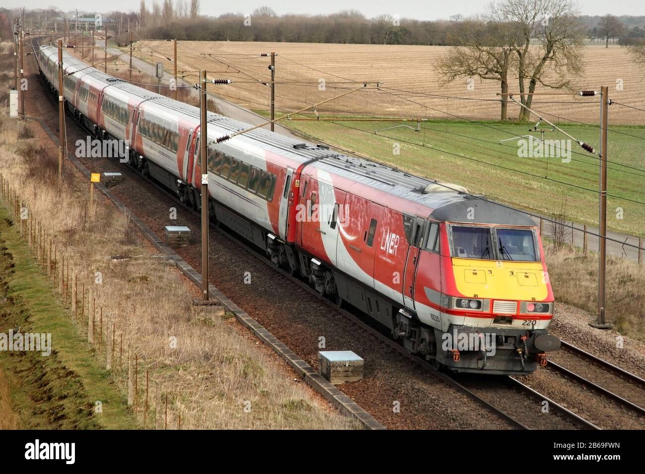 LNER-Zug in Richtung Norden, der kurz vor seiner Ankunft in York, Großbritannien, an der Kreuzung Colton vorbeiführt. Stockfoto