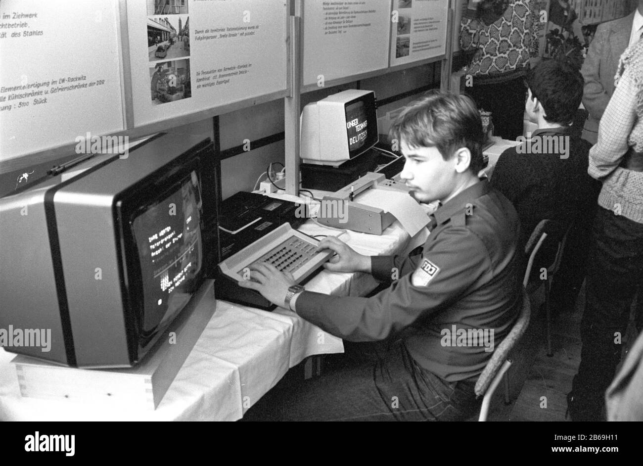 30. November 1989, Sachsen, Delitzsch: FDJler aus dem Kombinat Ziehwerk demonstrieren 1990 während einer SED-Hauptdelegiertenkonferenz im Haus der Volksarmee in Delitzsch (bei Leipzig) ihre Fähigkeiten auf Computern. Genaues Aufnahmedatum nicht bekannt. Foto: Volkmar Heinz / dpa-Zentralbild / ZB Stockfoto