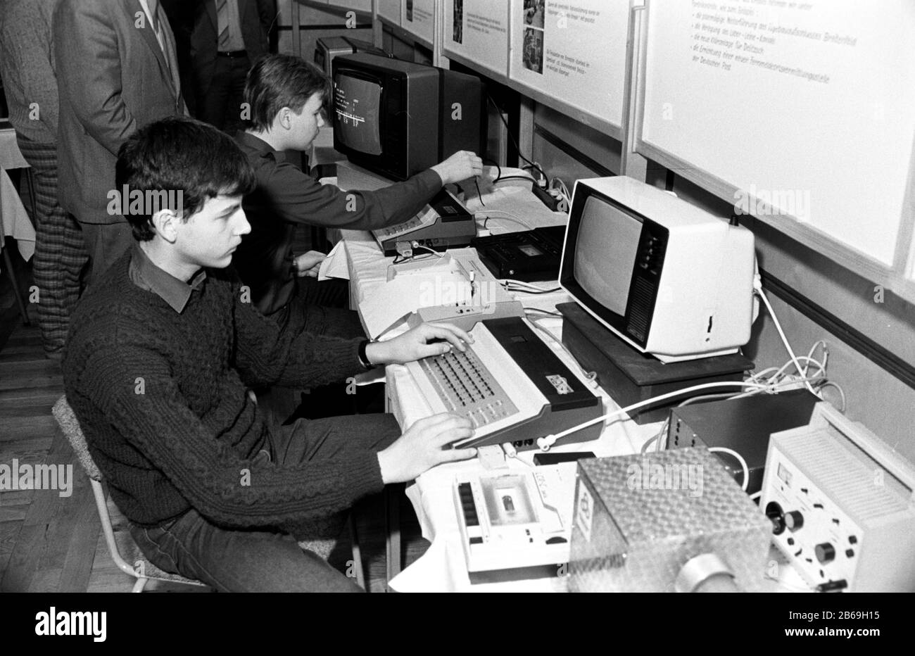 30. November 1989, Sachsen, Delitzsch: FDJler aus dem Kombinat Ziehwerk demonstrieren 1990 während einer SED-Hauptdelegiertenkonferenz im Haus der Volksarmee in Delitzsch (bei Leipzig) ihre Fähigkeiten auf Computern. Genaues Aufnahmedatum nicht bekannt. Foto: Volkmar Heinz / dpa-Zentralbild / ZB Stockfoto