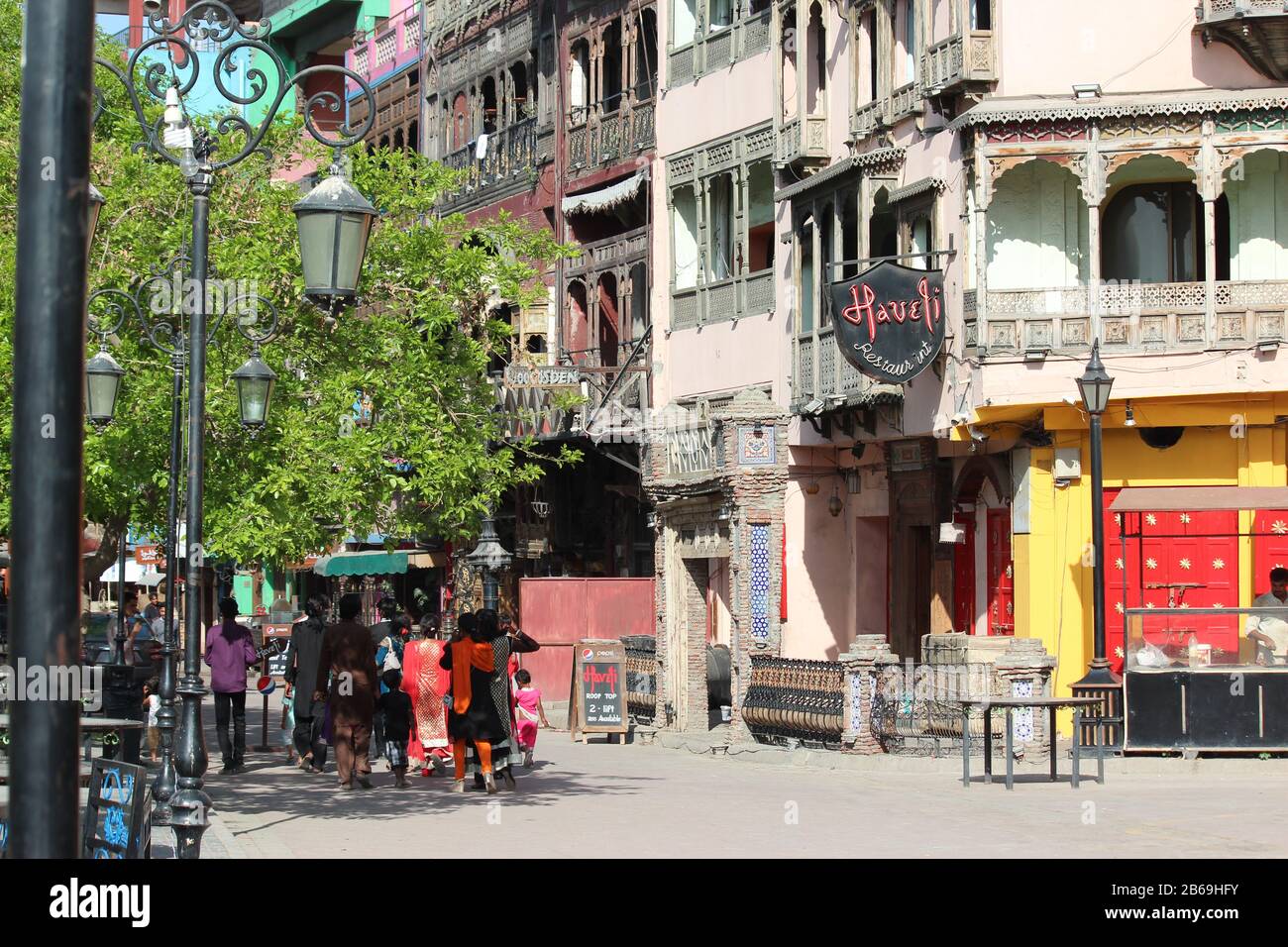 Lebensmittelstraße neben der Badshahi-Moschee in Lahore, Pakistan Stockfoto