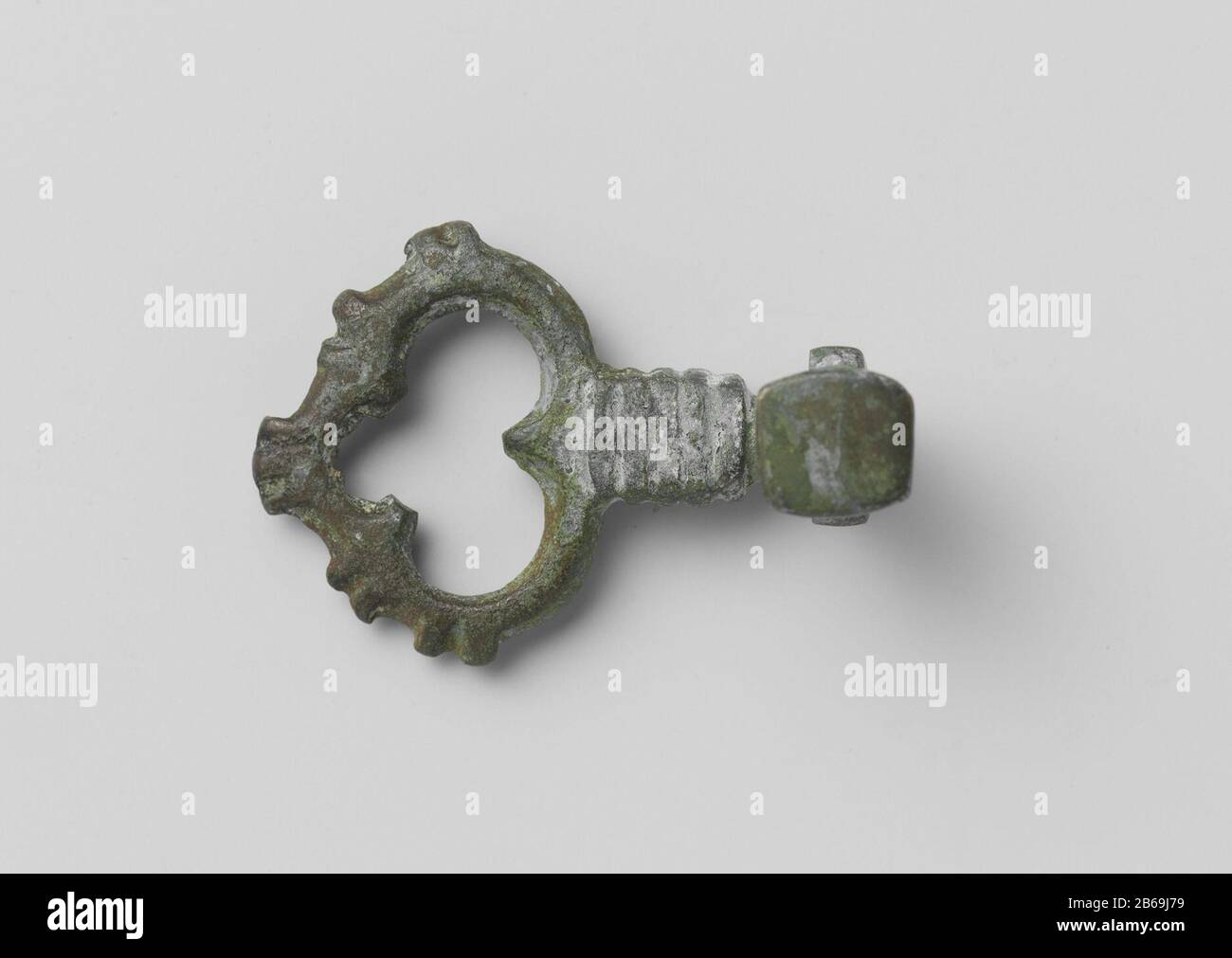 Sleutel traf gekartet klaverblasvormig oog en een baard loodrecht geplaatst op de korte schacht. Hersteller : Anoniem dating: 1200 - 1400 Material: Brons Abmessungen: H 4,2 cm. × b 2,8 cm. Stockfoto