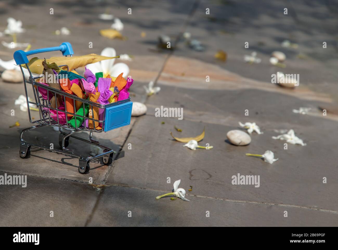 Bunte Jelly Toffee im Warenkorb auf dem Fliesen Boden. Glücksbringer, Glückliche Feiertage, selektive Fokussierung. Stockfoto