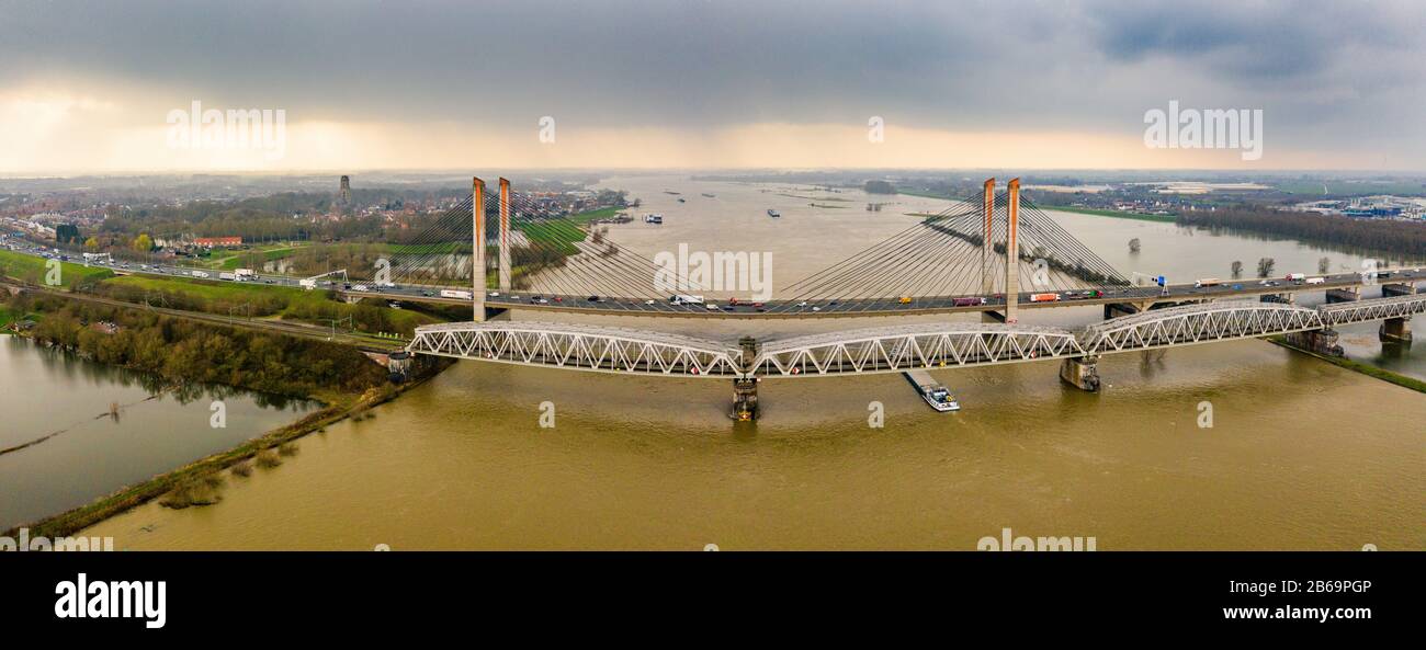 Bahn, Schiff und Auto, alle Arten von Mobilität/Transport, am Martinus Nijhoffbrug über die Waal bei Zaltbommel Stockfoto
