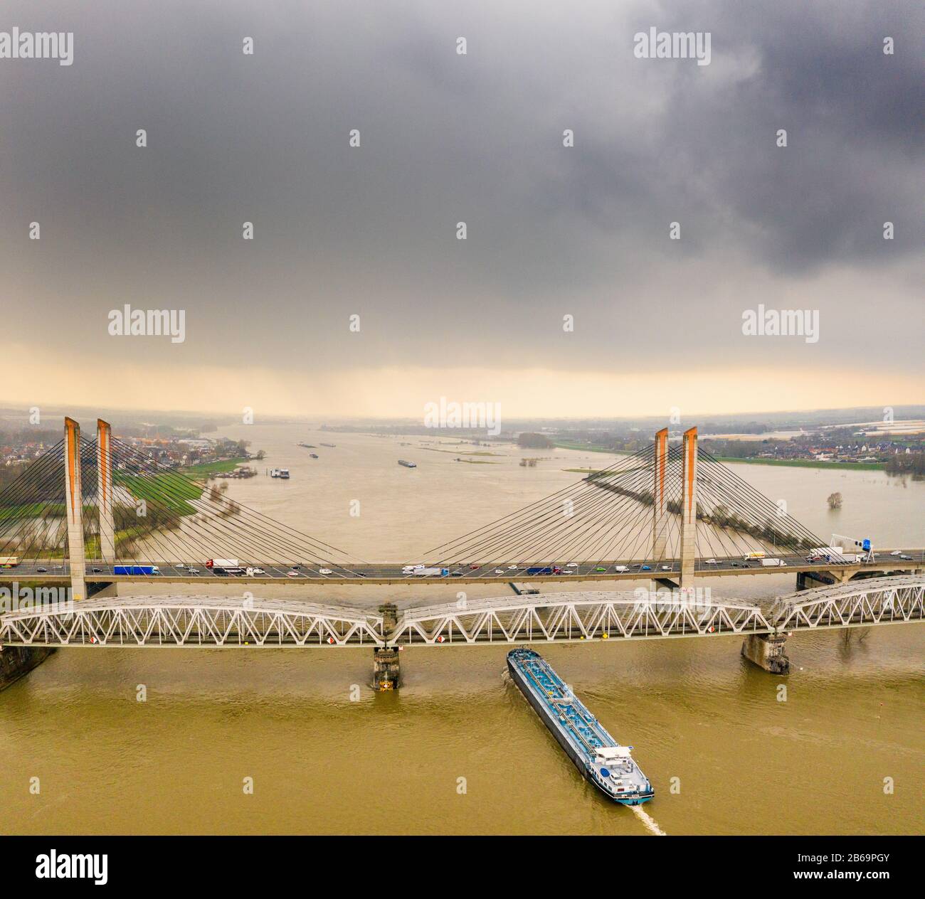 Bahn, Schiff und Auto, alle Arten von Mobilität/Transport, am Martinus Nijhoffbrug über die Waal bei Zaltbommel Stockfoto