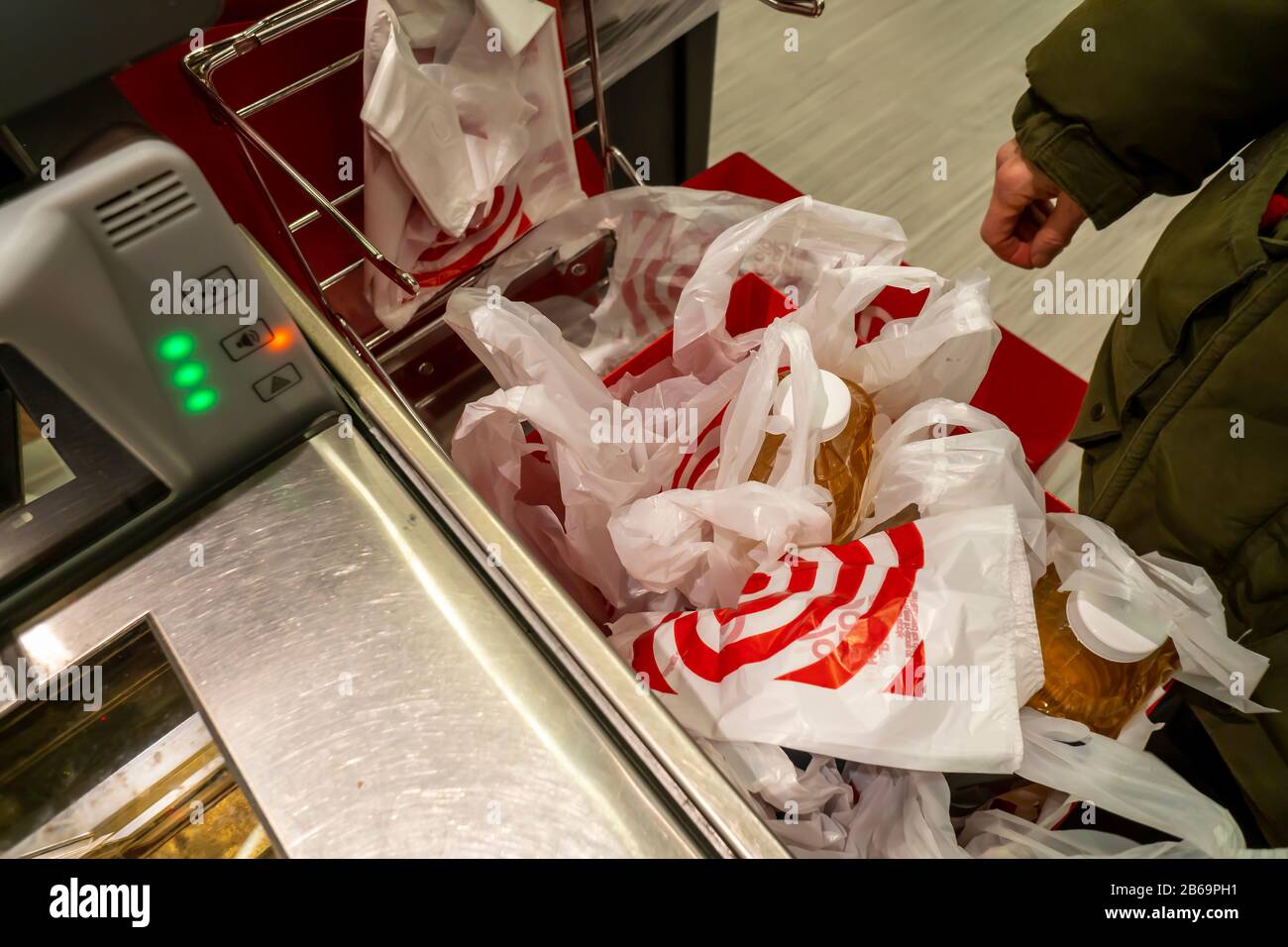 Am Freitag, 28. Februar 2020, packt ein Käufer seine Lebensmittel bei einem Selbstcheck in einem Zielladen in New York. Das statusweite Verbot von Einwegebeuteln aus Kunststoff, die im Einzelhandel verkauft werden, tritt am 1. März 2020 in Kraft. (© Richard B. Levine) Stockfoto
