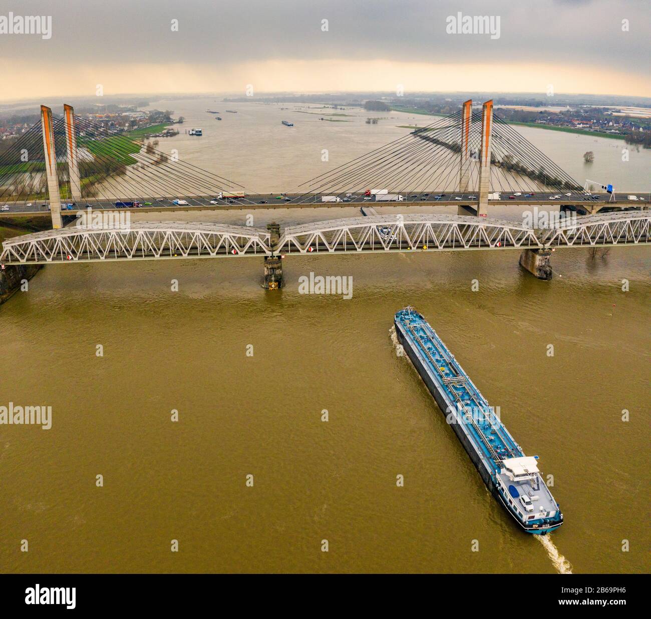 Bahn, Schiff und Auto, alle Arten von Mobilität/Transport, am Martinus Nijhoffbrug über die Waal bei Zaltbommel Stockfoto
