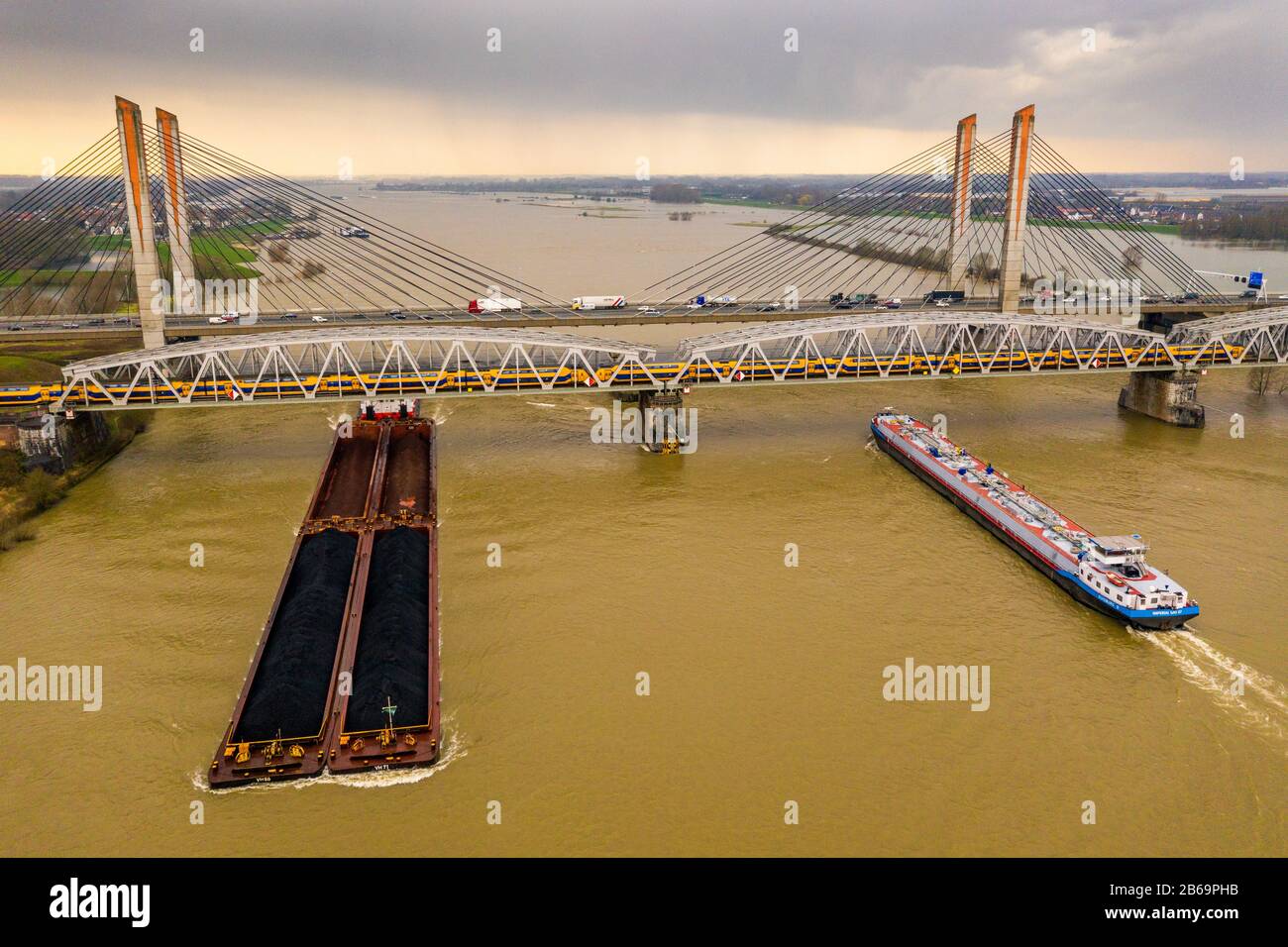 Bahn, Schiff und Auto, alle Arten von Mobilität/Transport, am Martinus Nijhoffbrug über die Waal bei Zaltbommel Stockfoto