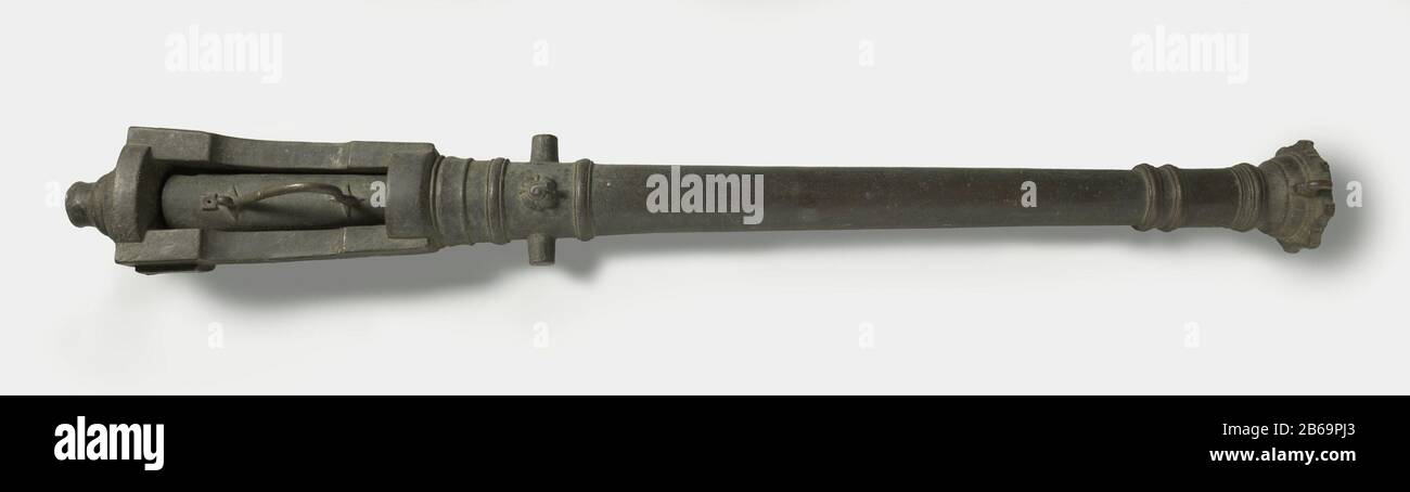 Hecklader lilla mit zwei Schlafzimmern Bronze Hecklader Lader Laib. Die Kreisschleife hat eine blumenförmige Öffnung mit einer flachen Vorderseite und einer runden Schlaufe. Die Bolzen werden zwischen zwei Riemen gelegt, und oberhalb der Bolzen befindet sich ein Führungsmittel in Form eines Schlauchpolsters auf einem Vierlochkissen. Die Augen des ganzen Laibs auf die über die Stollen geschmiedeten, damit das Stück nicht vom Laib abgehoben werden kann. Das Stück hat einen unteren Teil und einen geschlossenen Raum für einen hohlen Holzschwanz, der auf einen Stock zeigt. Wenn das Stück zwei konische Räume mit intelligenten Griffen umfasst (nur einer abgebildet), Haben Die Räume ein Kaliber von 4,5 cm. . Das w Stockfoto