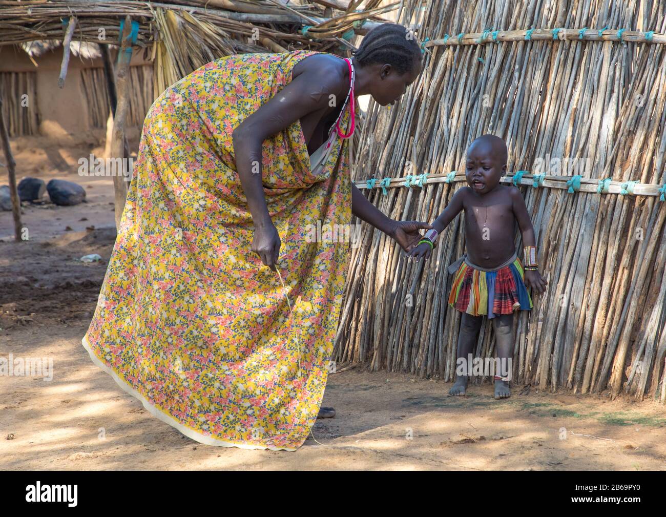 Larim-Stammfrau schimpft ihre Tochter Boya Mountains, Imatong, Südsudan Stockfoto