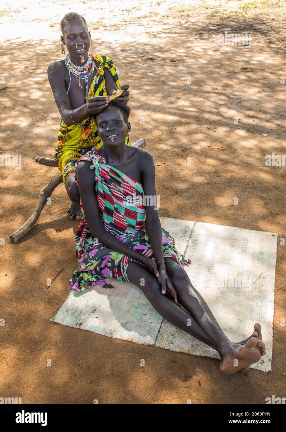 Larim Stammfrau, die einem Freund, Boya Mountains, Imatong, Südsudan, die Gehirnflechte macht Stockfoto