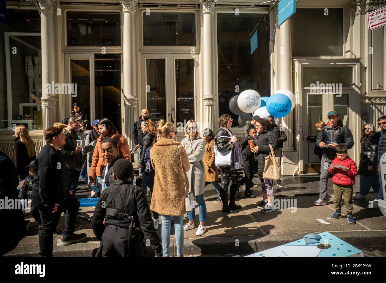 Besucher des Warby Parker Brillenglasgeschäfts in Soho in New York feiern am Samstag, 7. März 2020 mit einer Branding-Veranstaltung das 10-jährige Jubiläum des optischen Geschäfts. Der Brillenkaufmann tritt in die Fußstapfen anderer E-Commerce-Unternehmen, um zu finden, dass sie eine physische Präsenz benötigen, um Kunden zu bedienen und anzuziehen. (© Richard B. Levine) Stockfoto