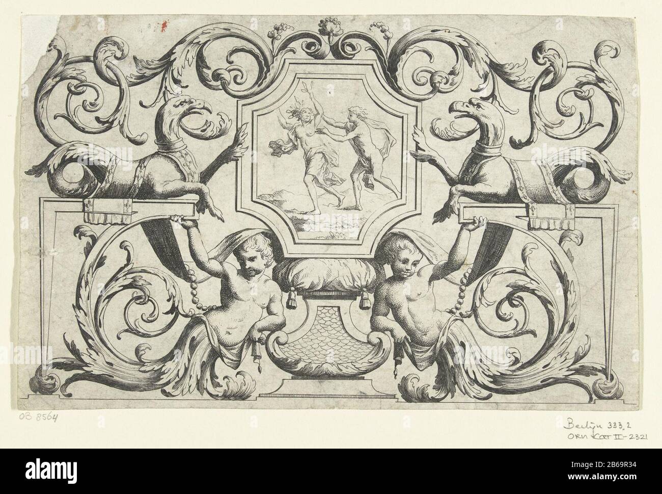 Achthoekig Paneel setzt sfinx aan weerskanten arpen Designs von Verzierungen für die Verzierung von Kutschen, Paneelen & c (Serietitel) Die Platte ruht auf einem Kissen in der Mitte von zwei Kindern, die aus Blattwerk sprießen. Blatt 3 aus der Serie von sechs Blättern mit Verzierungen zur Dekoration von Kutschen. Zweiter Afrduk. Hersteller: Zu entwerfen: Nicolas Pierre Loirprentmaker: Anonymer Verleger: Pierre Mariette (II) (möglich) Herstellung: Entwurf eines französischen (möglichen) Druckherstellers: Frankreich (möglich) Herausgeber: Paris Datum: 1634 - 1716 Material: Papiertechnik: Ätzmaße: Blatt: 157 m Stockfoto