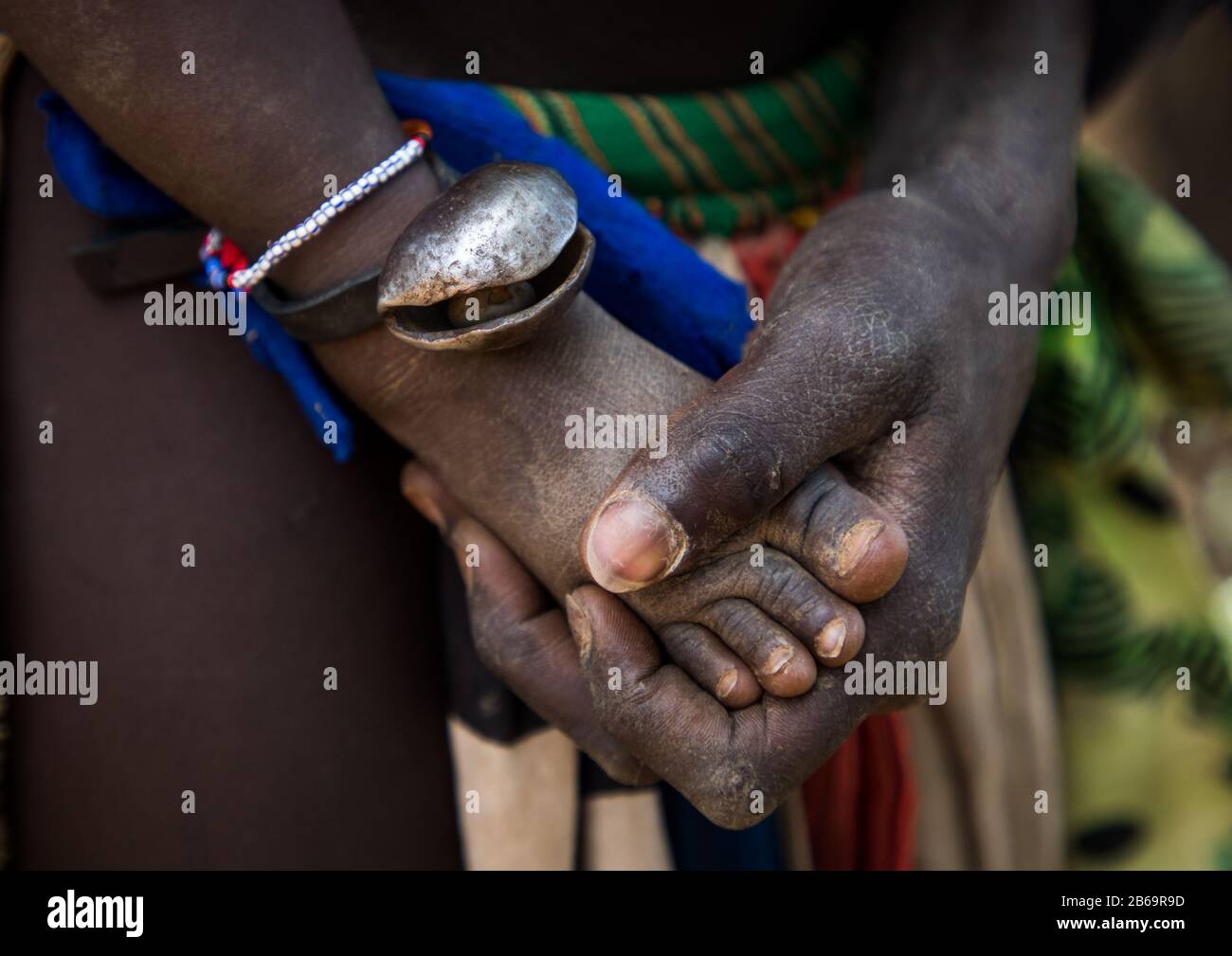 Larim Stammmutter Hand berührt den Fuß ihres Babys, Boya Mountains, Imatong, Südsudan Stockfoto