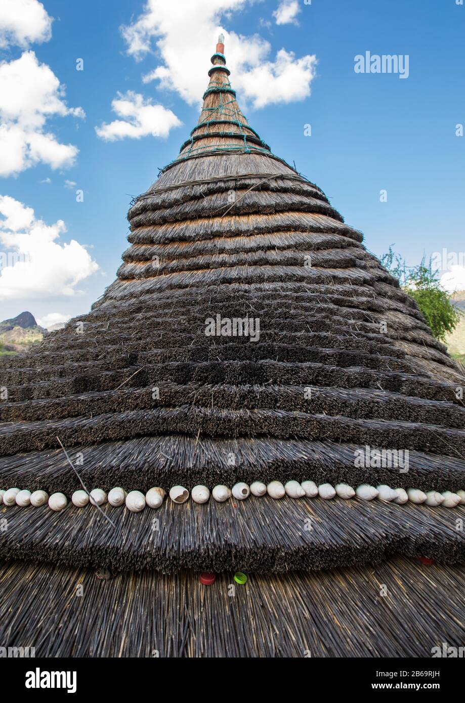 Schneckennägel an einem Haus, um Glück im Stamm Larim, Boya Mountains, Imatong, Südsudan zu bringen Stockfoto
