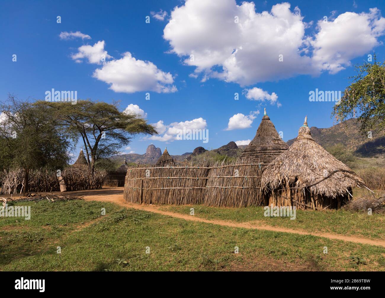 Häuser in einem traditionellen Dorf des Larimstamms, Boya Mountains, Imatong, Südsudan Stockfoto