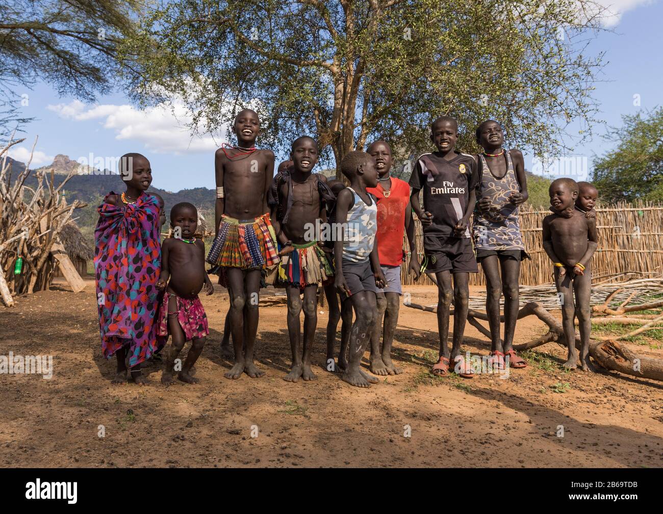 Larim Stamm Kinder tanzen und singen, Boya Mountains, Imatong, Südsudan Stockfoto