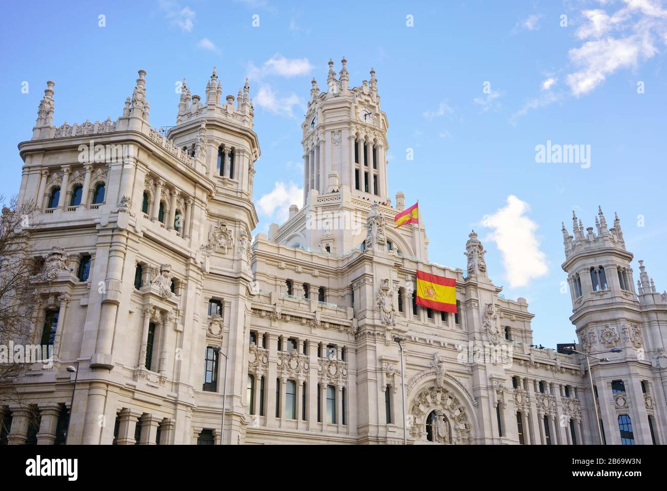 Madrid, SPANIEN - 03. MÄRZ 2020: Stadtrat von Madrid in Spanien. Der Cybele-Palast im historischen Zentrum der Hauptstadt. Stockfoto