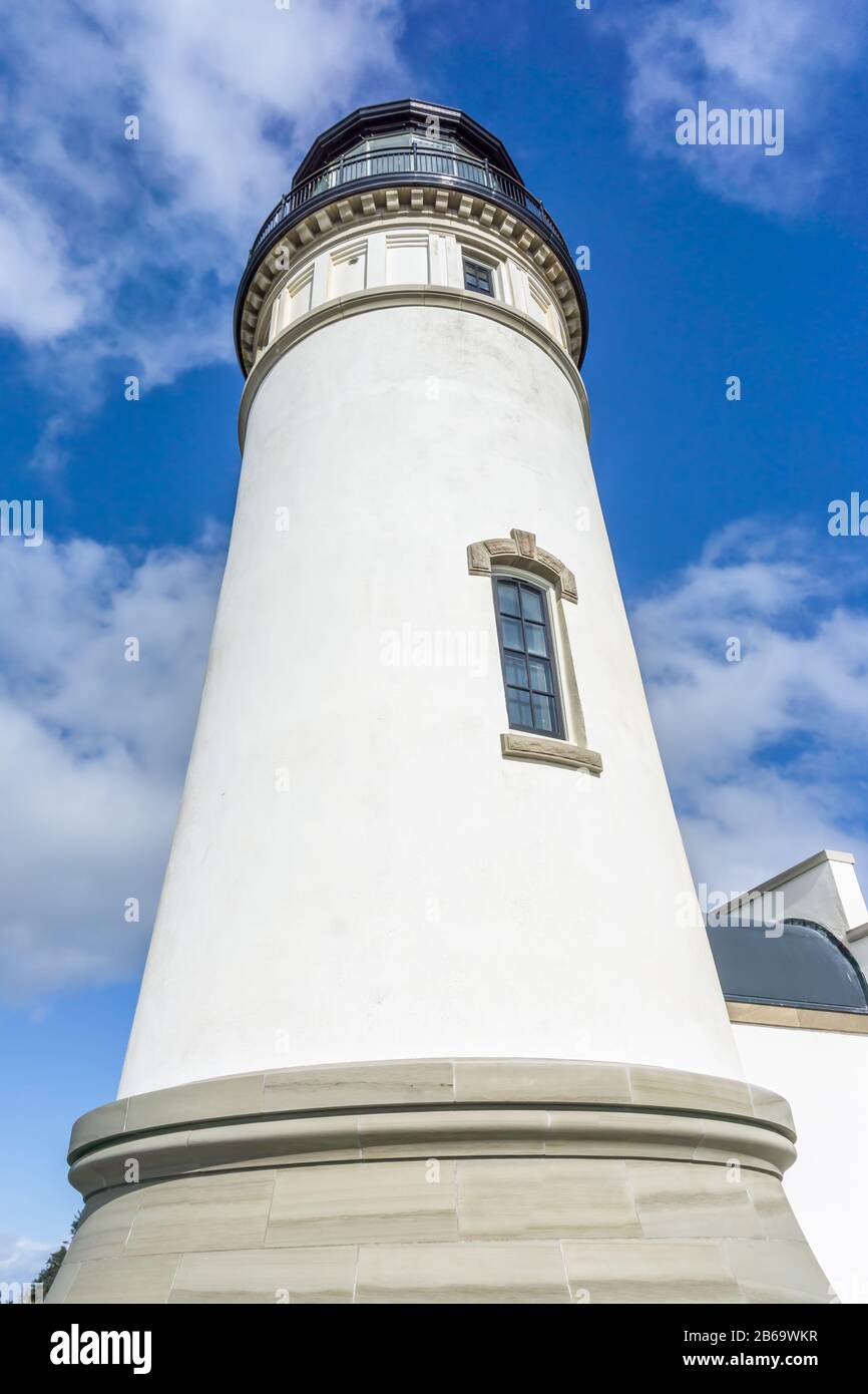 Ein Blick von unten auf einen Leuchtturm im Cape Disappointment State Park im Staat Washington. Stockfoto