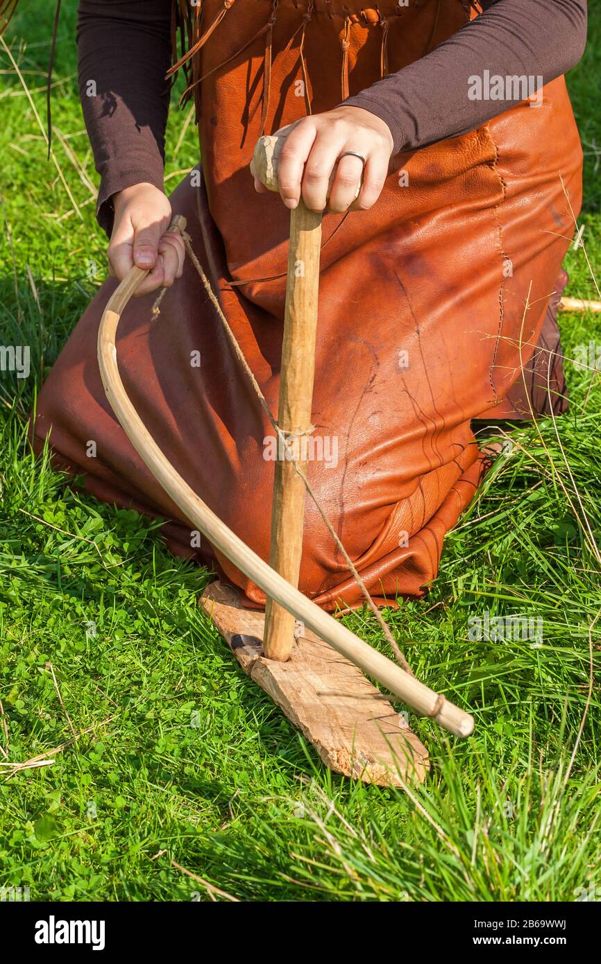 Making Tools Using Fire Feuer Durch Reibung Stockfotos und -bilder Kaufen - Alamy