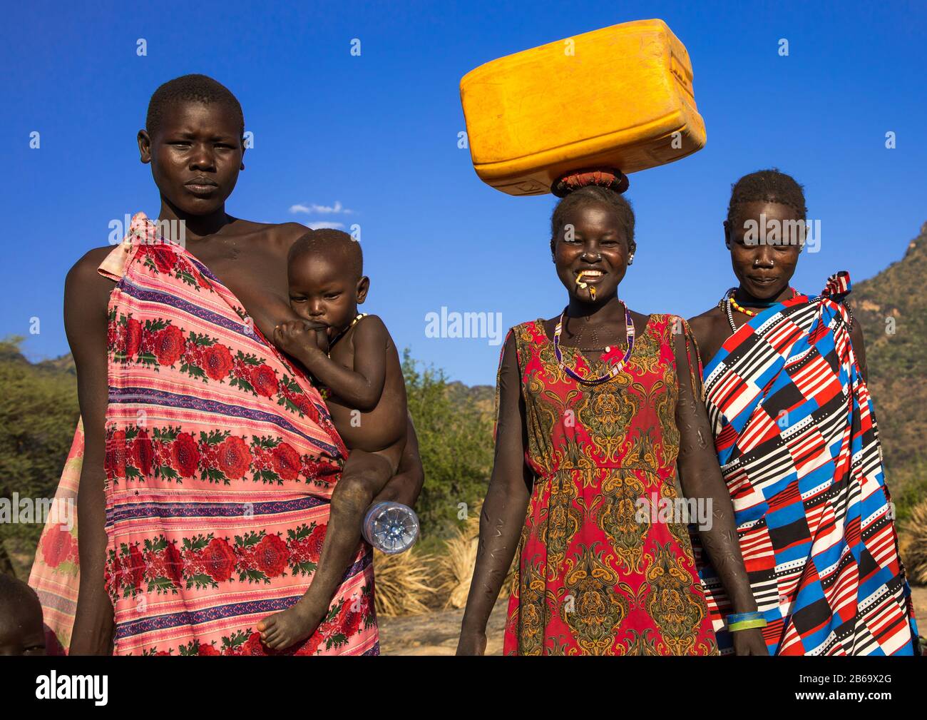 Stammfrauen aus Larim mit farbenfroher Kleidung, Boya Mountains, Imatong, Südsudan Stockfoto