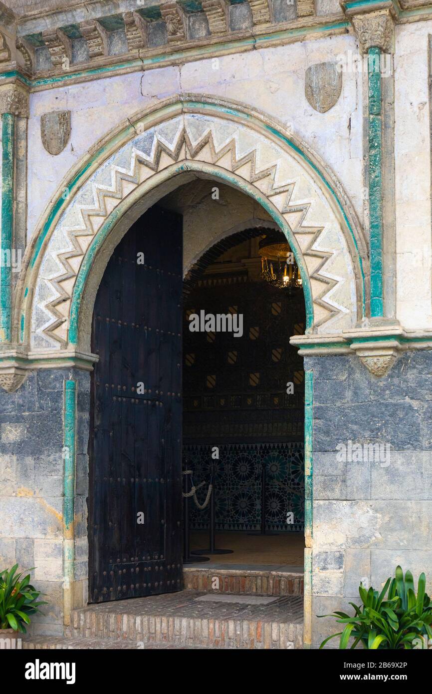 Eingang in die Kapelle San Bartolomé, Cordoba, Provinz Cordoba, Andalusien, Südspanien. Die Kapelle gilt als Juwel der Mudejar-Kunst a Stockfoto