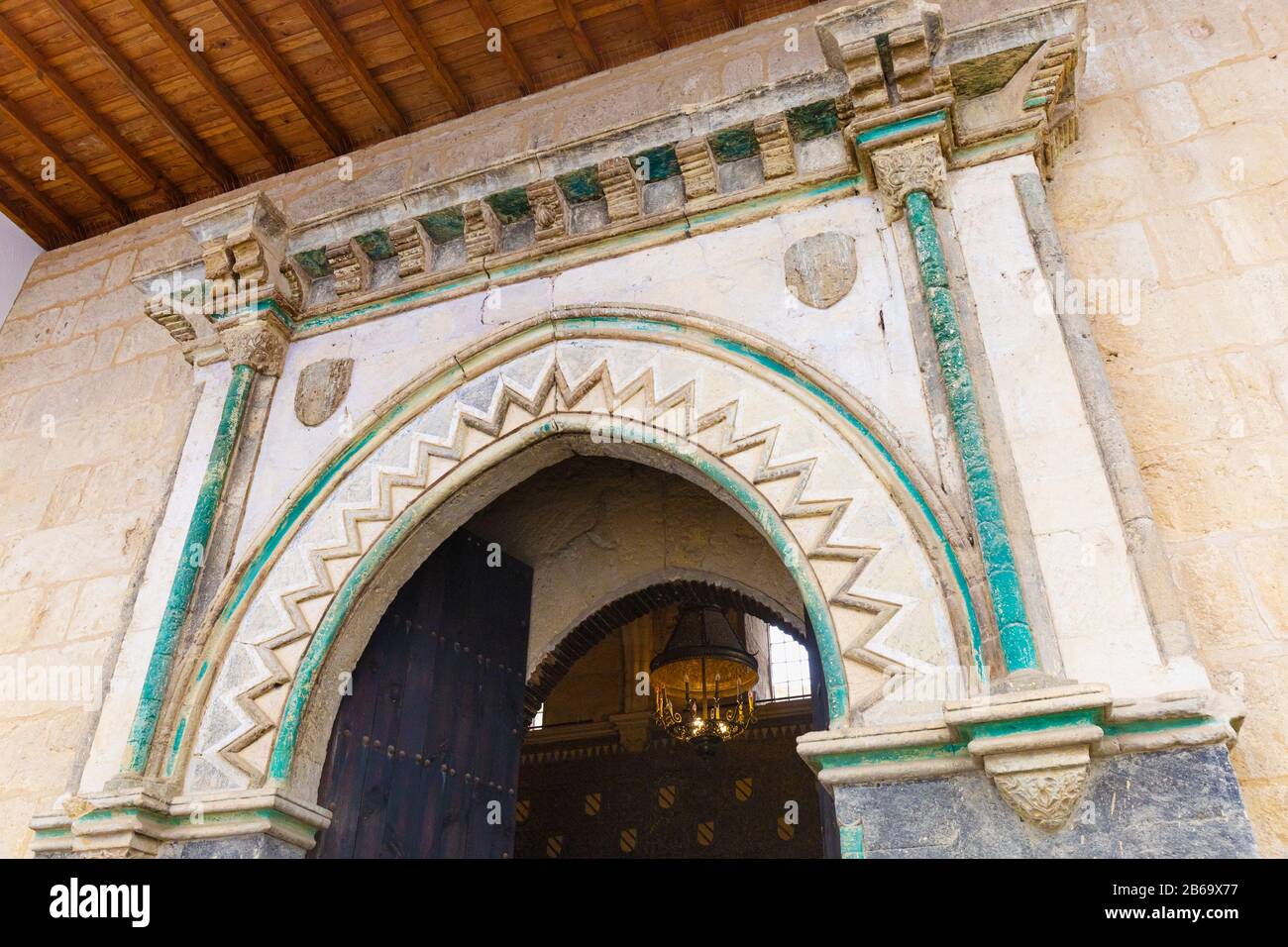 Eingang in die Kapelle San Bartolomé, Cordoba, Provinz Cordoba, Andalusien, Südspanien. Die Kapelle gilt als Juwel der Mudejar-Kunst a Stockfoto