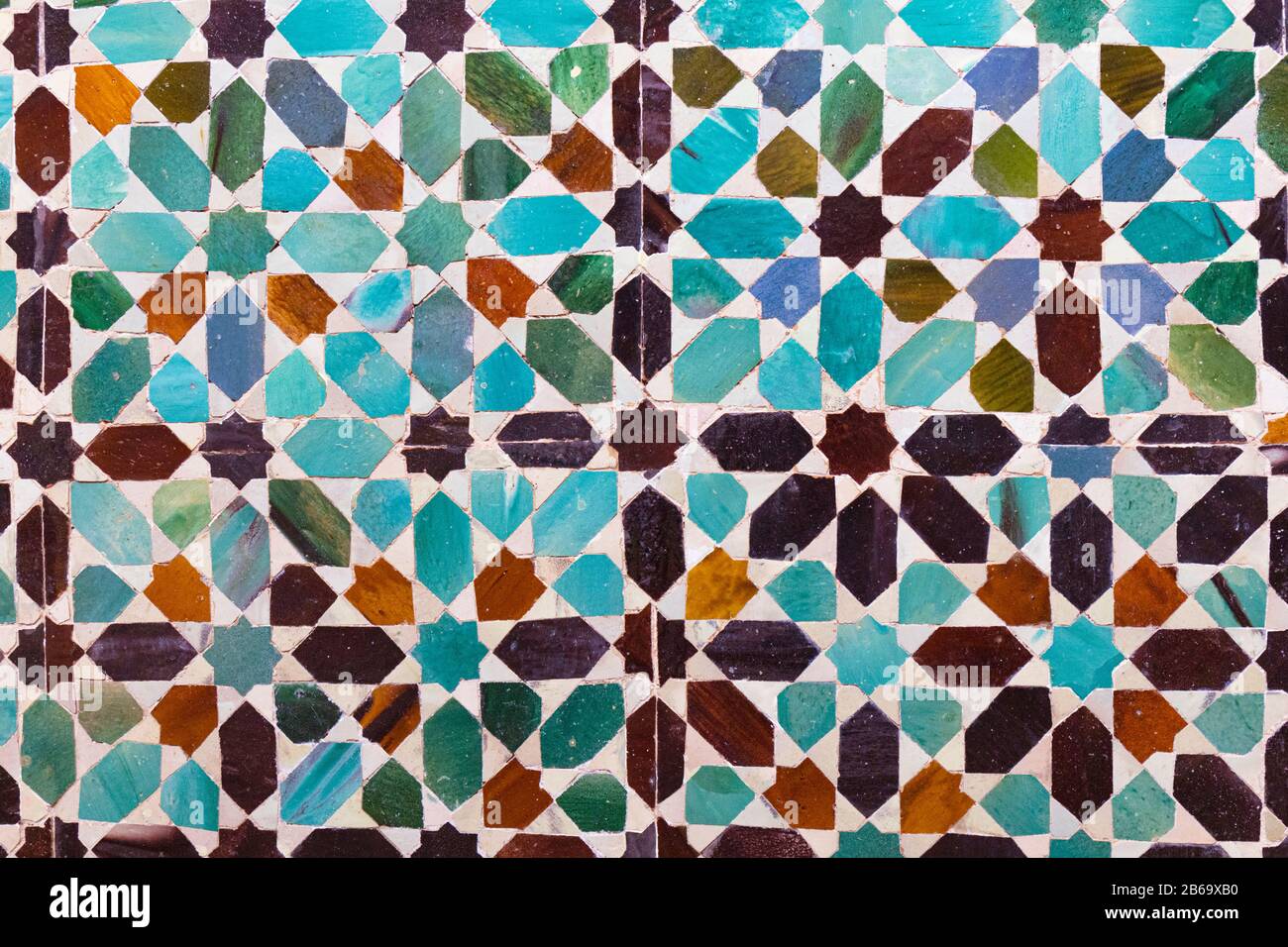 Glasierte Keramikfliesen mit gemusterten Fliesen in der Kapelle von San Bartolomé, Cordoba, Provinz Cordoba, Andalusien, Südspanien. Die Kapelle gilt als Juwel Stockfoto