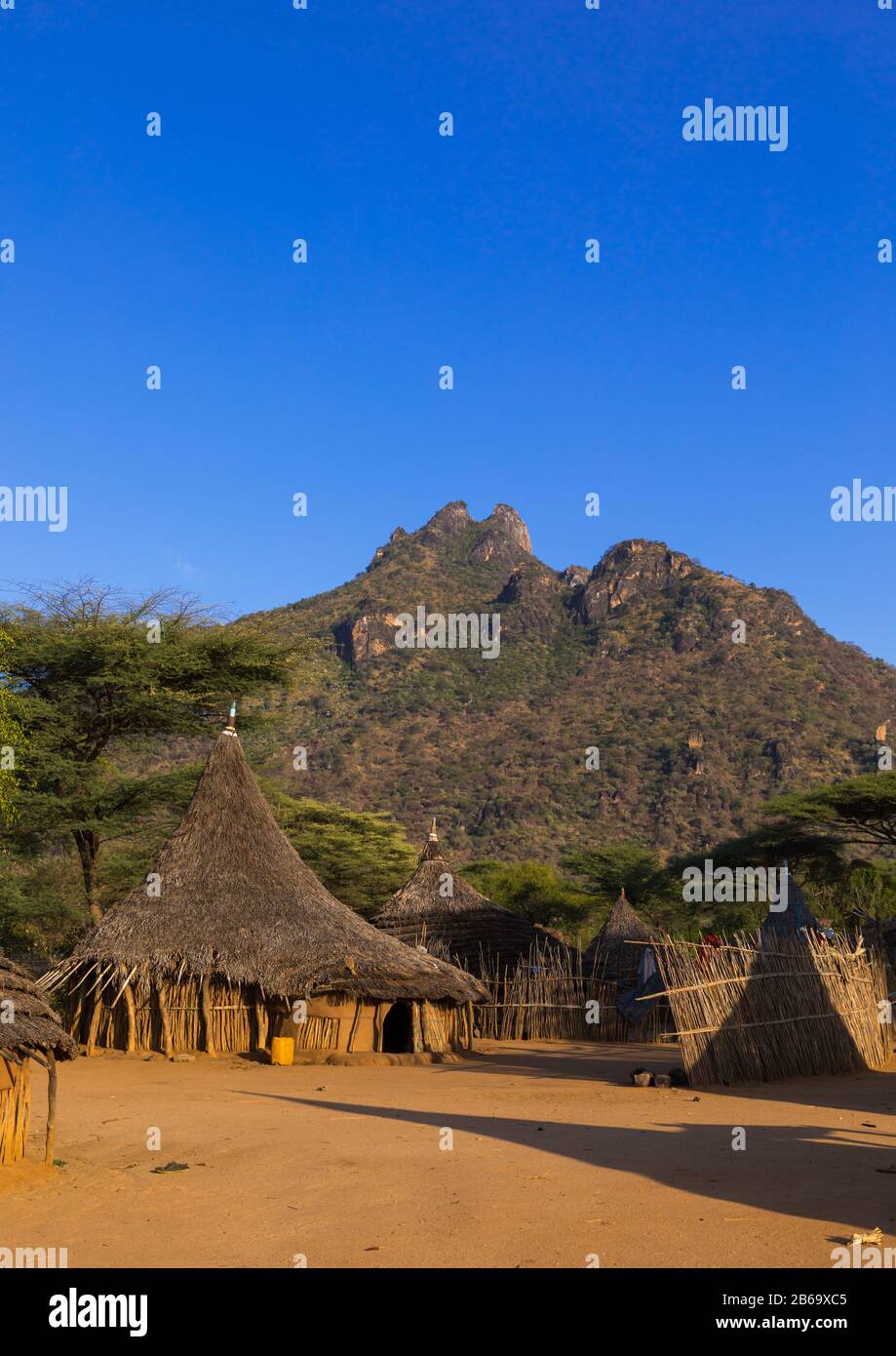 Häuser mit Reetdach in einem traditionellen Dorf des Larim-Stammes, Boya Mountains, Imatong, Südsudan Stockfoto