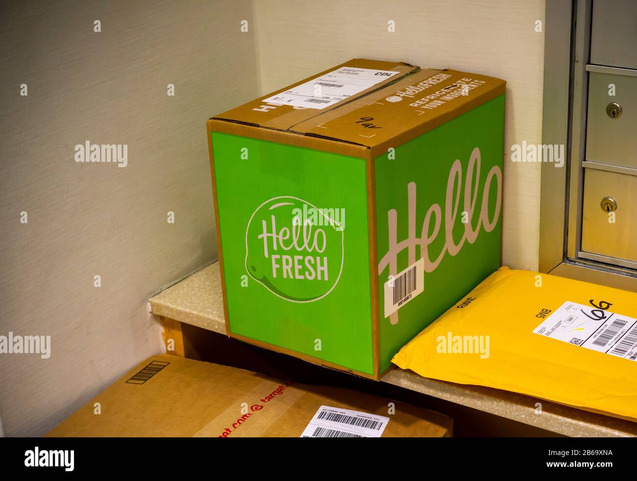 Eine Lieferung vom Abo-Service "Hello Fresh Meal" wird am Samstag, den 7. März 2020, in der Lobby eines Apartmentgebäudes in New York abgeholt. (© Richard B. Levine) Stockfoto
