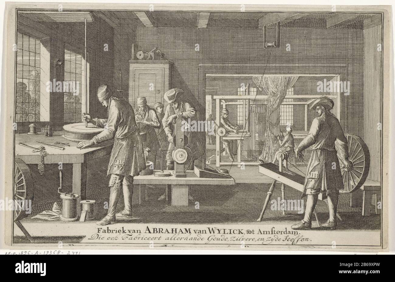 Adresskarte von Abraham von Wylick Factory Abraham von Wylick zu Amsterdam (Titelobjekt) In einer Werkstatt, zwei Männer, die sich mit der Herstellung und dem Wickeln von Gold beschäftigen. Im Hintergrund steht ein Mann, während zwei weitere Substanzen bereit sind. Hersteller: Druckmaschine: Caspar Luyken Herstellung: Amsterdam Datum: 1706 Physikalische Merkmale: Ätzmaterial: Papiertechnik: Ätzmaße: Plattenkante: H 183 mm × W 289 mm Betreff: Werkstattinteriorwea- Webstuhl Stockfoto