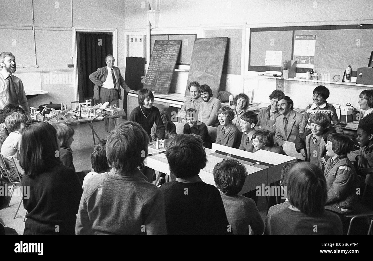 1970, historische Sekundarschulklassen, Kunst und Design, Schulen und Lehrer sehen sich eine Demonstration seines aus Holz gefertigten Modellkatapults in South London, England, UK durch einen Schüler an. Stockfoto