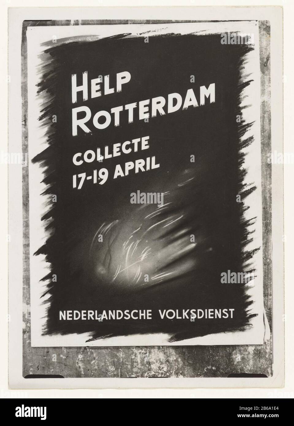 Plakat niederländischer Volksdienst NSB (Serientitel) Poster niederländischer Volksdienst Nutzen einer Sammlung für die Opfer des britischen Terroranschlags auf Rotterdam. Der Text lautet: "Helfen Sie Rotterdam Beim Sammeln vom 17. Bis 19. April. Niederländischer Volksdienst. Es geht um einen amerikanischen Bombenanschlag (USAAF) am 31. März, das Ziel der B 17 war der Hafen, aber versehentlich wurde ein Wohngebiet in Rotterdam-West getroffen. Das Bild zeigt das Plakat an einer Wand. Hersteller : Fotograf: C.Nf.Plaats Herstellung: Niederlande Datum: APR 13 1943 Physische Merkmale: Gelatine silberfarbenes Druckmaterial: Papiertechnik: Gelatine silberfarbenes Druckmaterial Dim Stockfoto