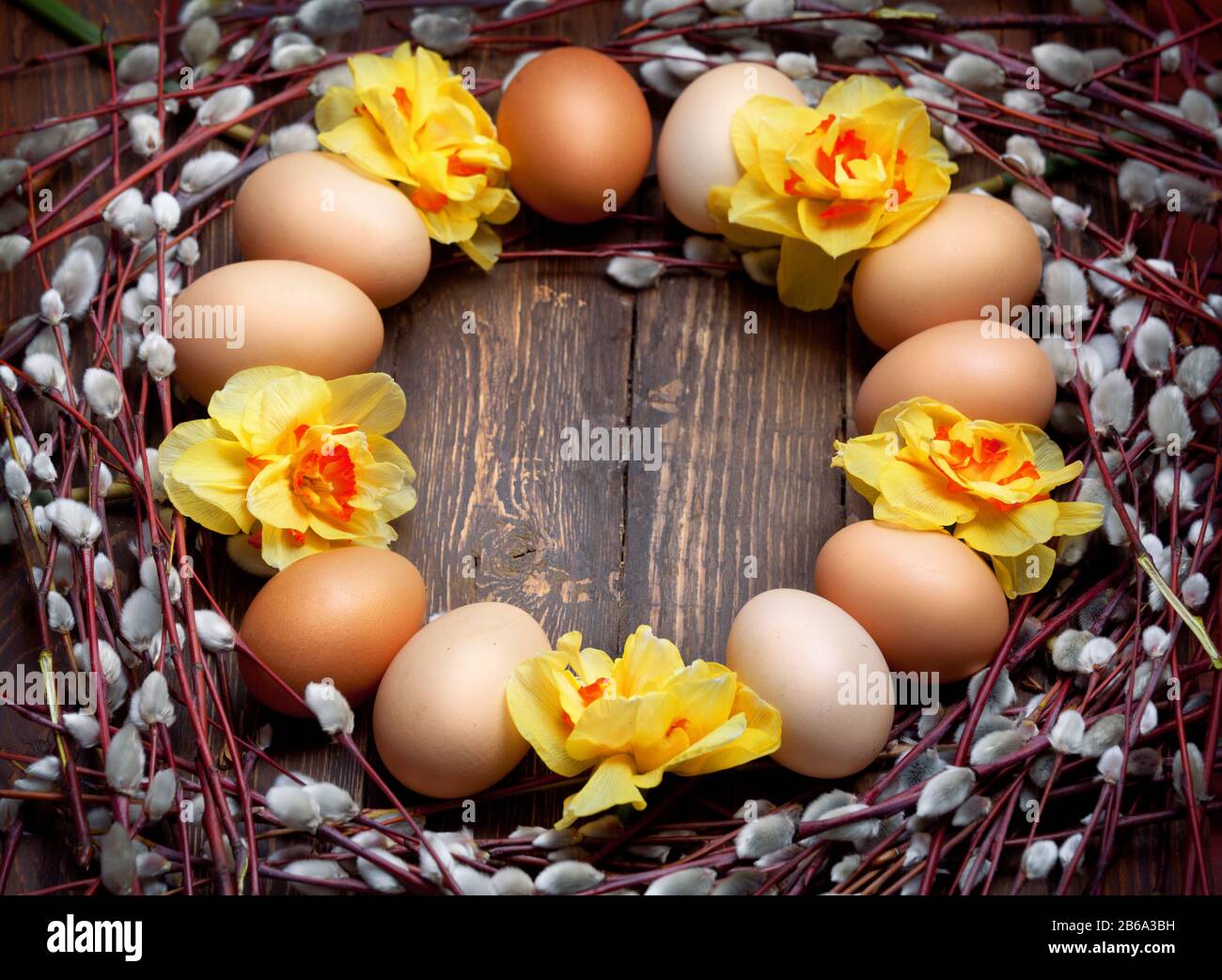 Kulinarische Ostern leeren Hintergrund mit Ostereiern und Frühlingsblumen. Ansicht von oben mit der Kopie. Stockfoto