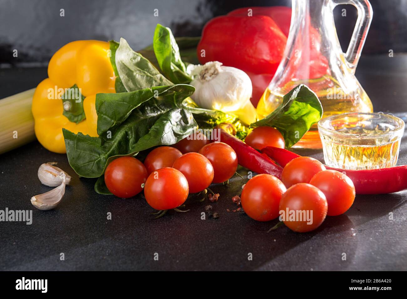 Zusammensetzung von frisch reifem, selbst erwachsenem Gemüse. Konzept für gesunde organische Lebensmittel. Vegetarische Zutat und Olivenöl zum Kochen gesunder Speisen. Vegien ein Stockfoto