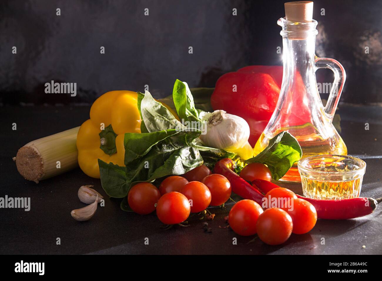 Zusammensetzung von frisch reifem, selbst erwachsenem Gemüse. Konzept für gesunde organische Lebensmittel. Vegetarische Zutat und Olivenöl zum Kochen gesunder Speisen. Vegien ein Stockfoto