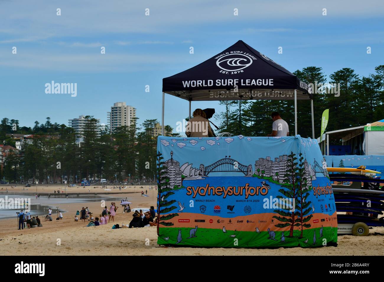 Ein Blick auf die Menschen am Manly Beach für die Sydney Surf Pro 2020 Stockfoto