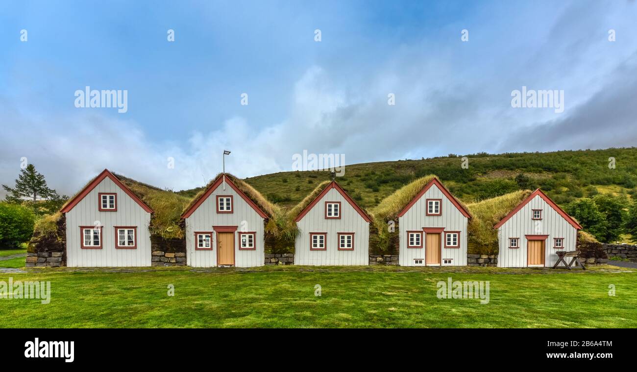 LAUFAS, ISLAND - 14. AUGUST 2019: Vorderansicht der isländischen Rasenhäuser Stockfoto