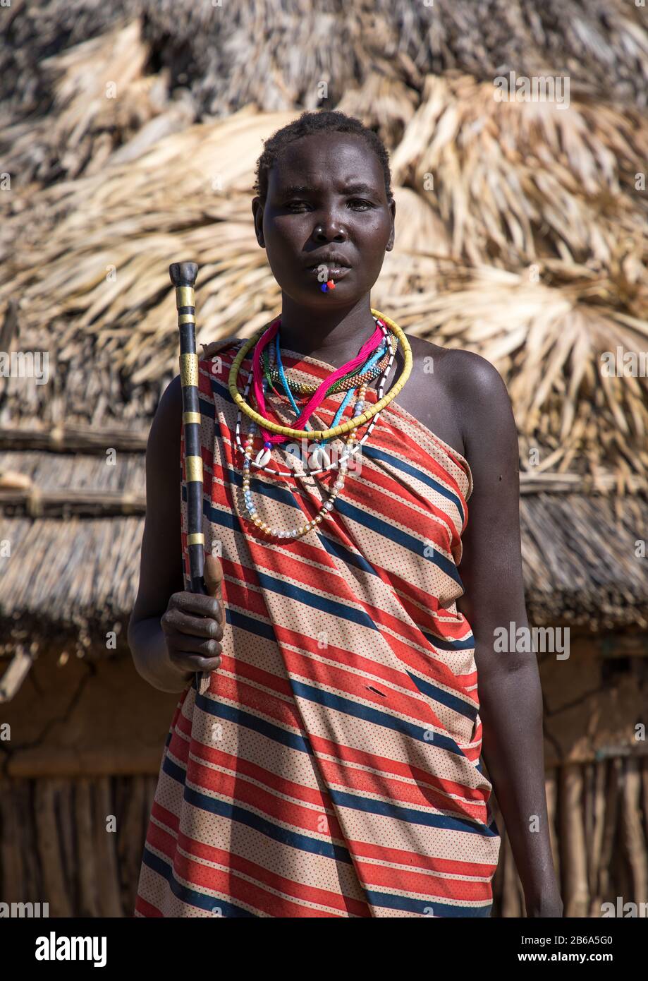 Porträt einer Larim-Stammfrau mit traditionellem Stock, Boya Mountains, Imatong, Südsudan Stockfoto