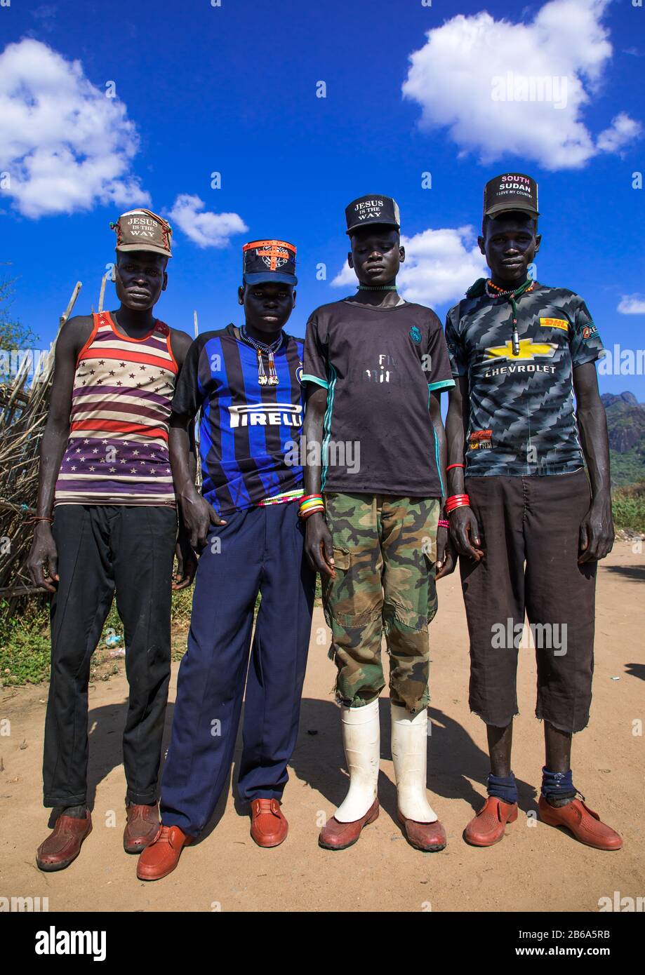 Männer des Larim-Stammes kleideten sich in modischer Weise, Boya Mountains, Imatong, Südsudan Stockfoto