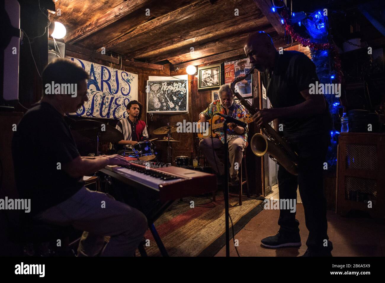 New York City, USA - 2. August 2018: Saxophonist spielt mit seiner Band bei einem Auftritt in Paris Blues Harlem in Harlem, New York City, USA Stockfoto