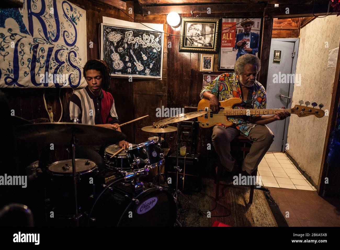 New York City, USA - 2. August 2018: Bassgitarrist und Schlagzeuger spielen mit seiner Band bei einem Auftritt in Paris Blues Harlem in Harlem, New York City, Stockfoto