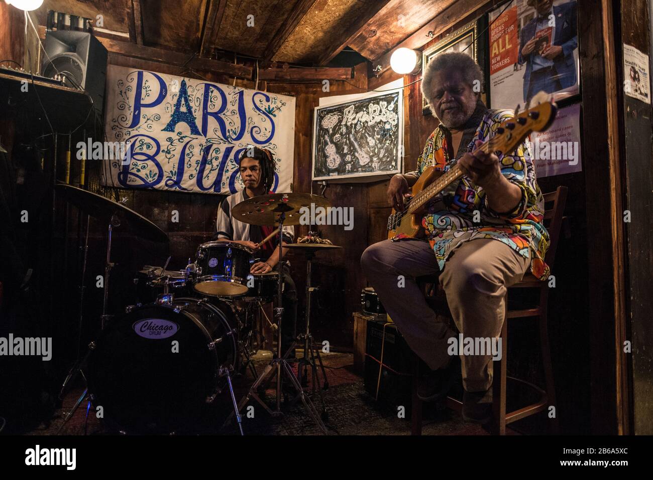 New York City, USA - 2. August 2018: Bassgitarrist und Schlagzeuger spielen mit seiner Band bei einem Auftritt in Paris Blues Harlem in Harlem, New York City, Stockfoto