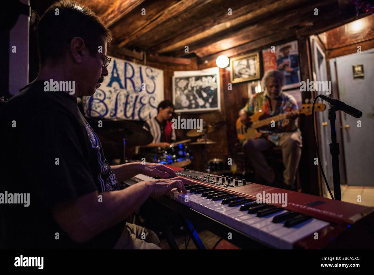 New York City, USA - 2. August 2018: Pianist spielt mit seiner Band in einem Auftritt in Paris Blues Harlem in Harlem, New York City, USA Stockfoto