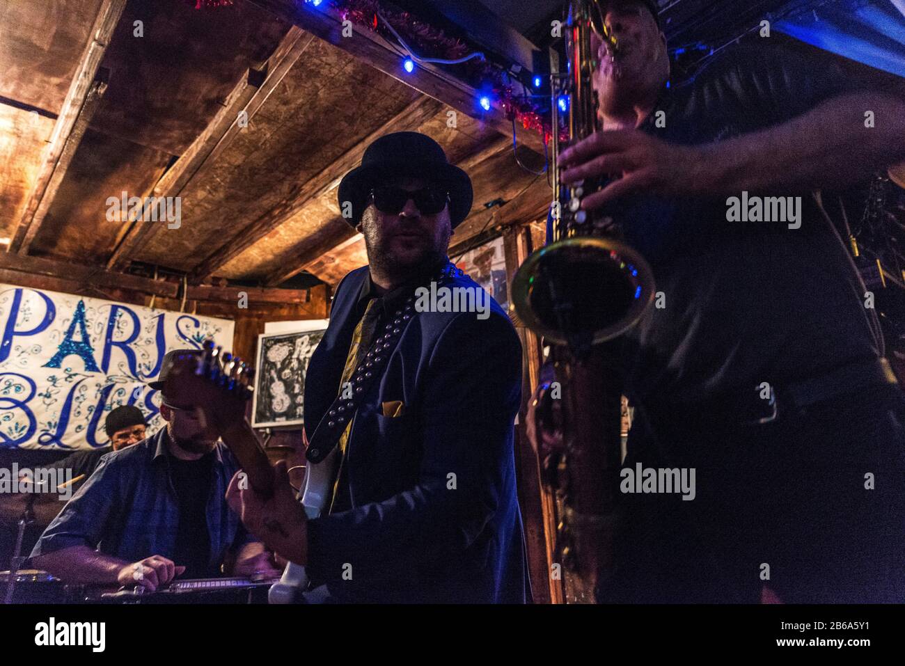 New York City, USA - 4. August 2018: Jazzband, die in einem Auftritt in Paris Blues Harlem in Harlem, New York City, USA spielt Stockfoto